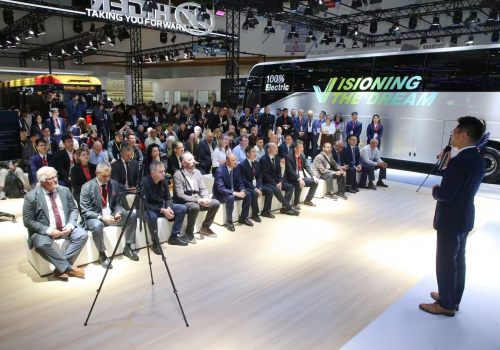 欧洲首发!苏州金龙纯电新v系客车亮相比利时世界客车展