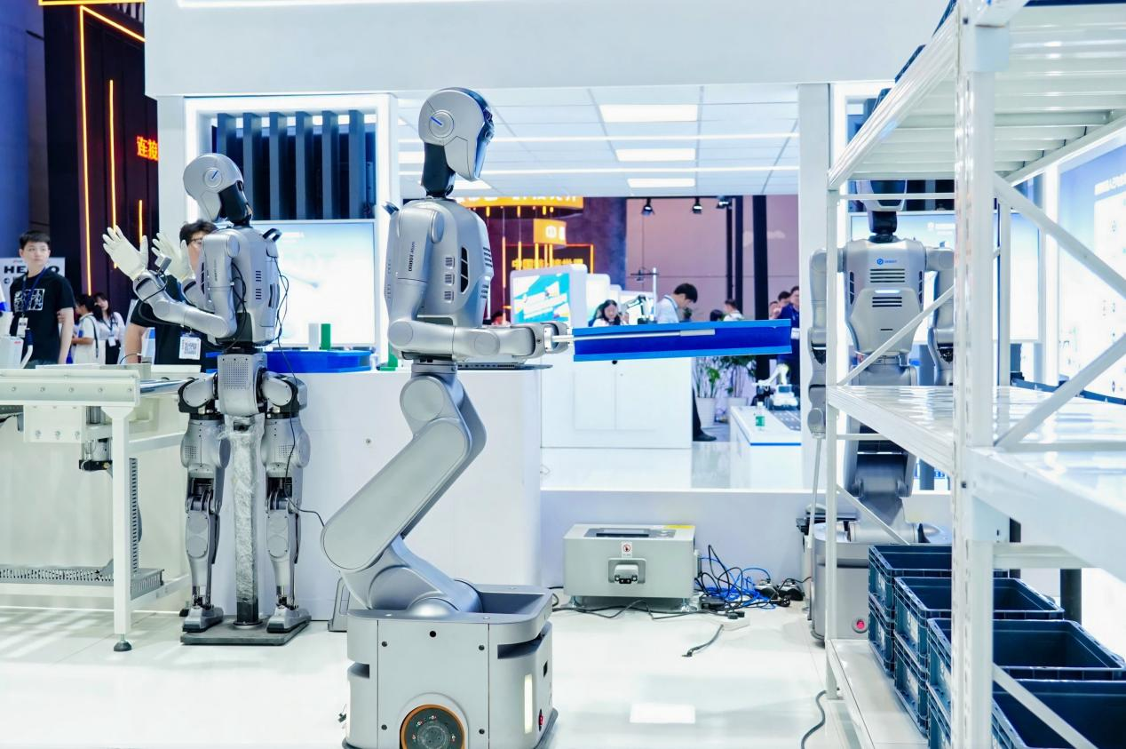 “夸父”走秀、walker进厂、越疆破纪录,深圳机器人到底有多忙?特区之